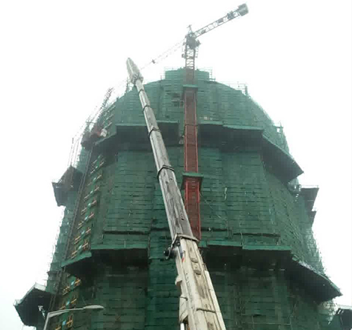 江南吊车在工地上作业
